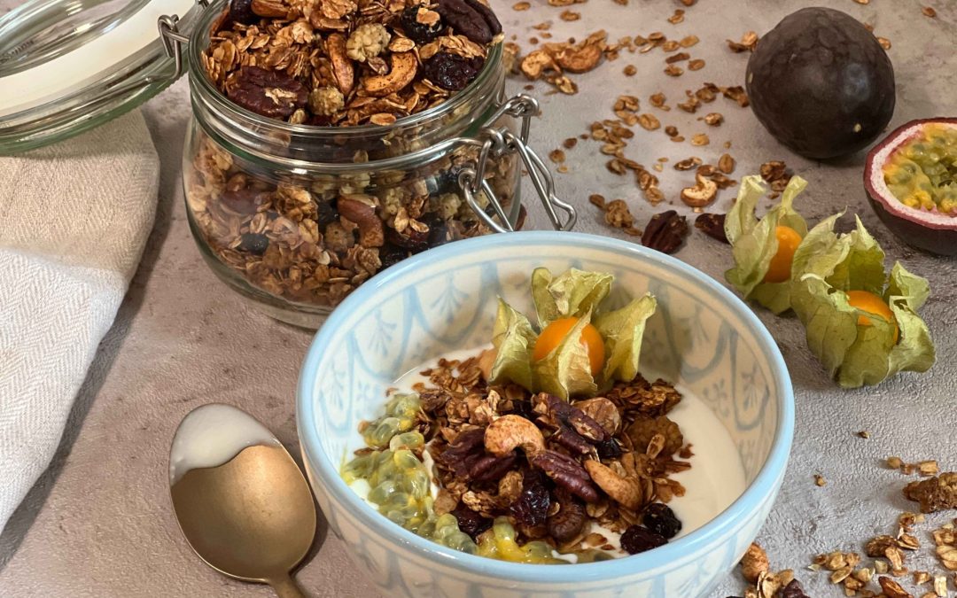 Domowa miodowa granola z kozim jogurtem naturalnym