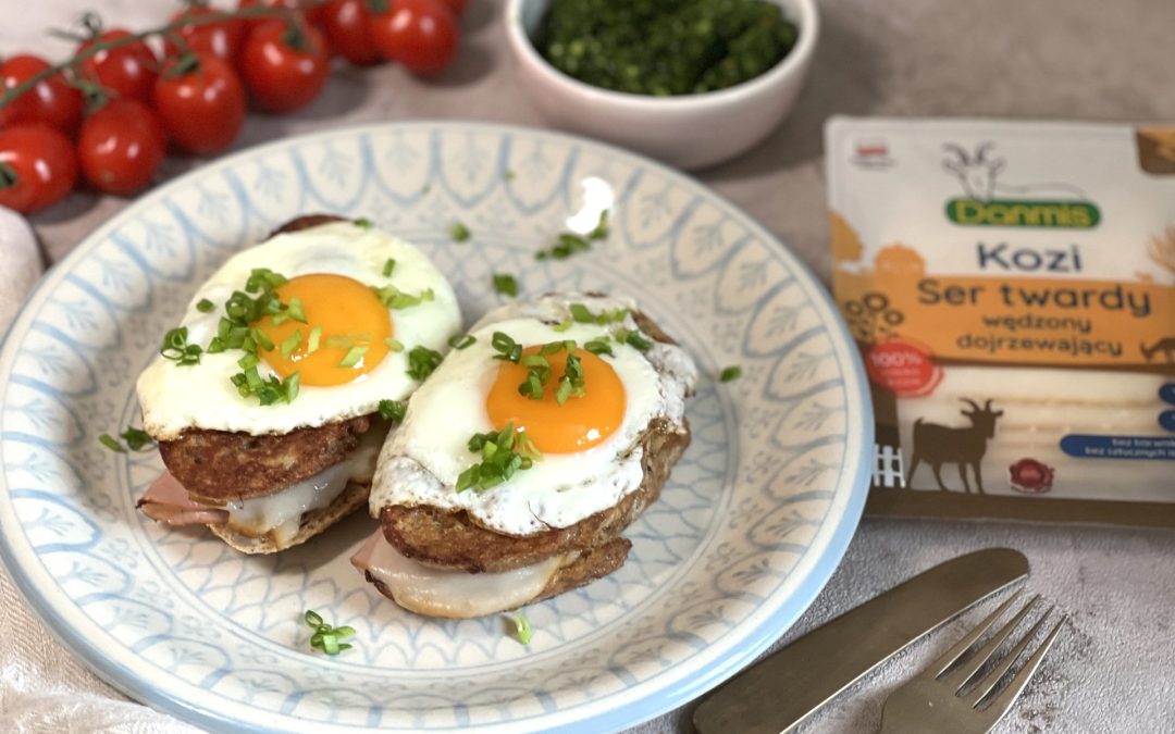 Croque madame z kozim serem twardym wędzonym dojrzewającym